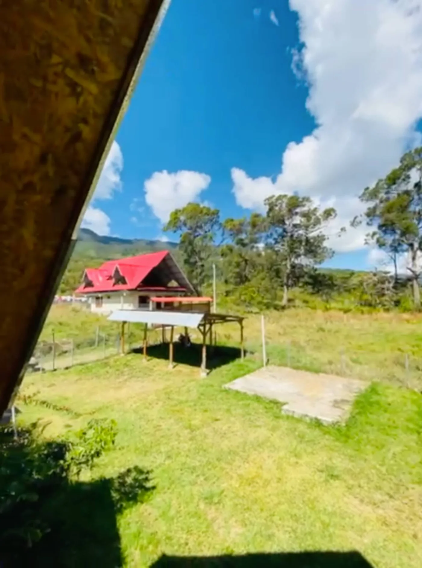 La cabaña y el campo desde el aire