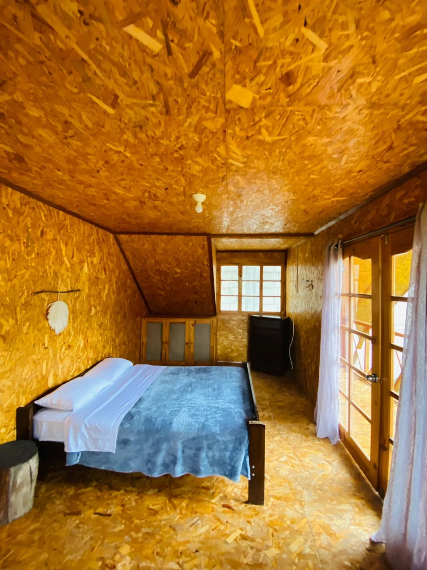 Dormitorio con ventanal